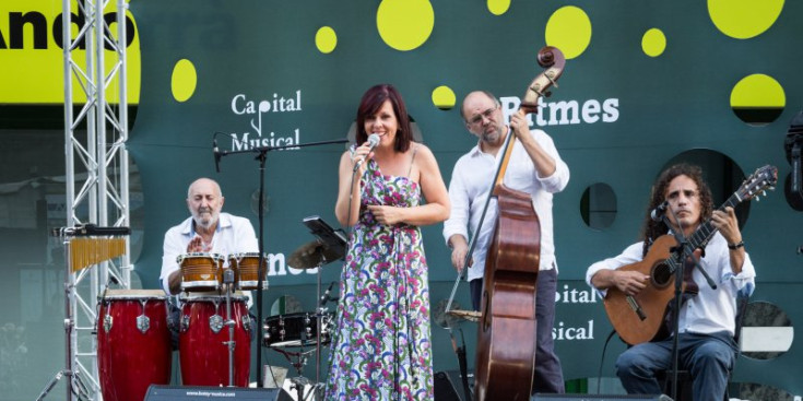 Un moment de l’actuació d’ahir de Neus Mar cantant havaneres, ahir a la tarda a la plaça de la Rotonda.