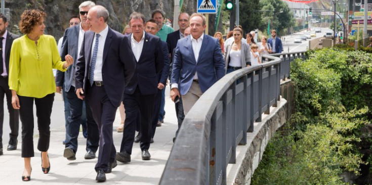 La ministra de Sanitat d’Espanya i el ministre de Salut del Principat passegen pels carrers d’Andorra, ahir.