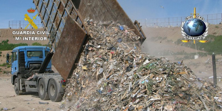 Una imatge de l’operació internacional contra l’abocament il·legal de residus.