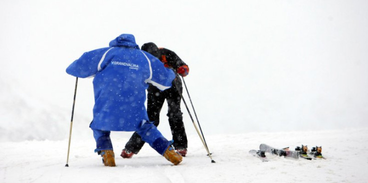 Un monitor d’esquí amb un alumne.