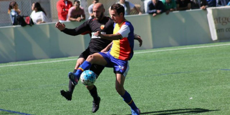 Roy lluita per una pilota en el partit contra el Ripollet.