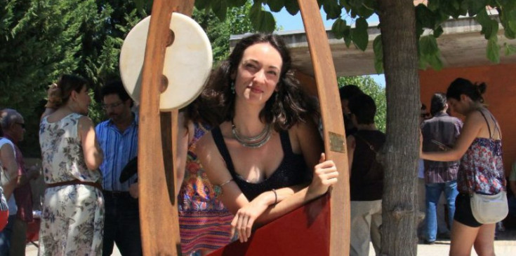 L’artista Emma Regada posa a la seva escultura, ‘Guardiola de sang’.