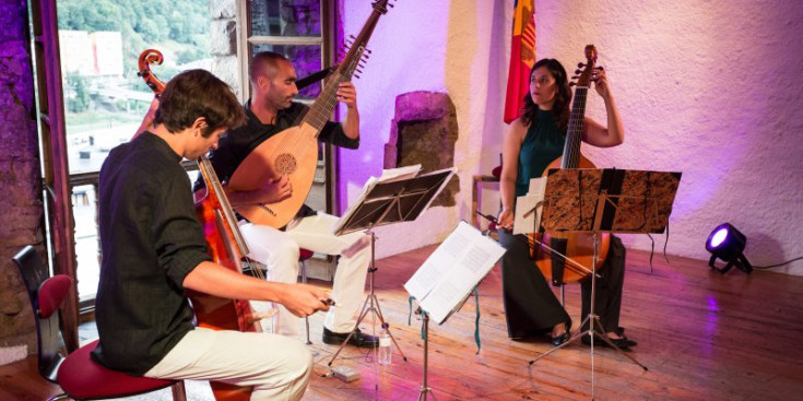 El trio Fantasiant, en el concert que diumenge van oferir al cap de casa de Casa de la Vall.