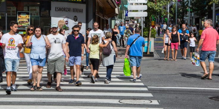 Uns turistes a l’avinguda Meritxell, ahir a la tarda.