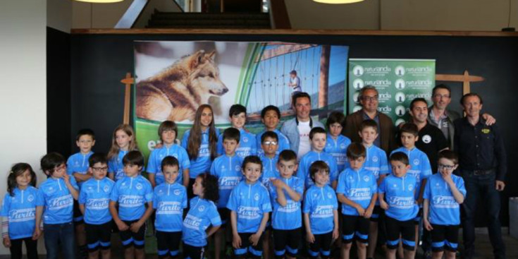 Alguns dels nens que formen part de la nova escola de l’Sprint Club amb el Purito, ahir a Naturlàndia.