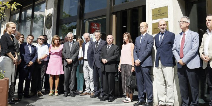 Diverses autoritats del país fan un minut de silenci davant de l’Ambaixada espanyola com a mostra de suport a les víctimes i de rebuig al terrorisme.
