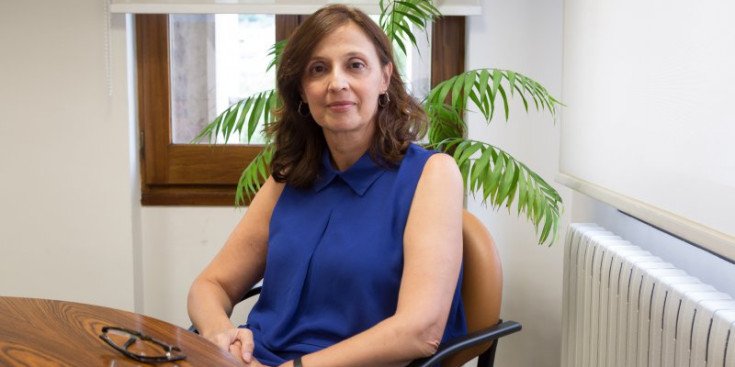 La consellera espanyola d’Educació, Yolanda Varela, en el seu despatx al consolat espanyol.