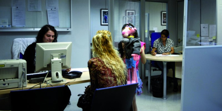 Una dona amb la seva filla a l’oficina del Servei d’Ocupació.