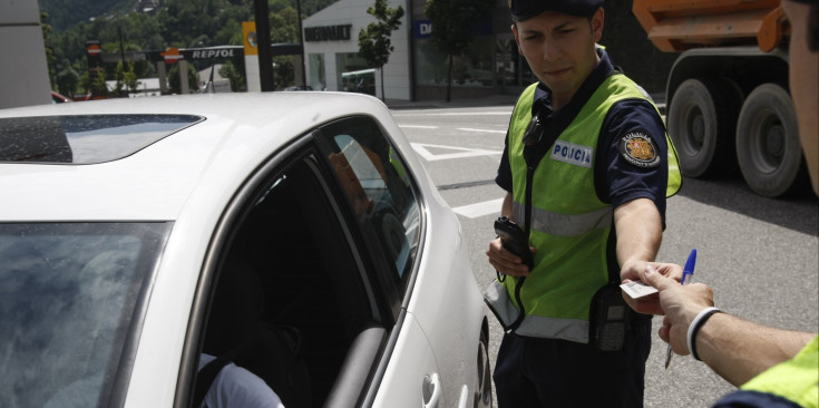 La Policia realitza un control d'alcoholèmia.