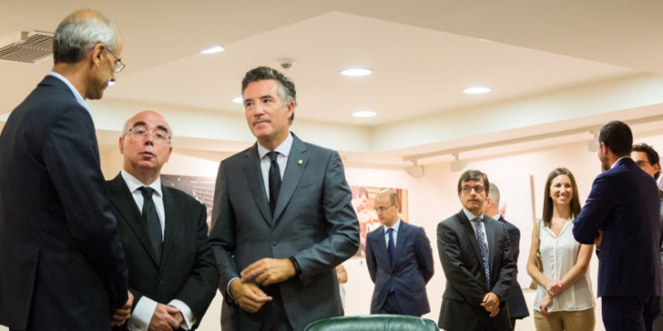 El cap de Govern, Toni Martí, acompanyat de l’ambaixador, Manuel Montobbio, i del síndic, Vicenç Mateu, ahir.