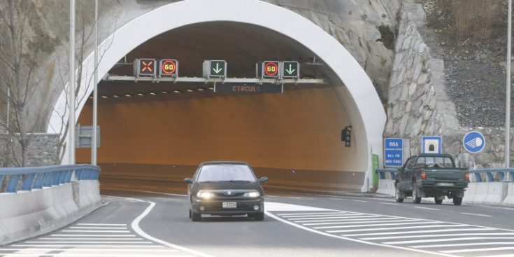 Un vehicle surt del Túnel de la Tàpia.