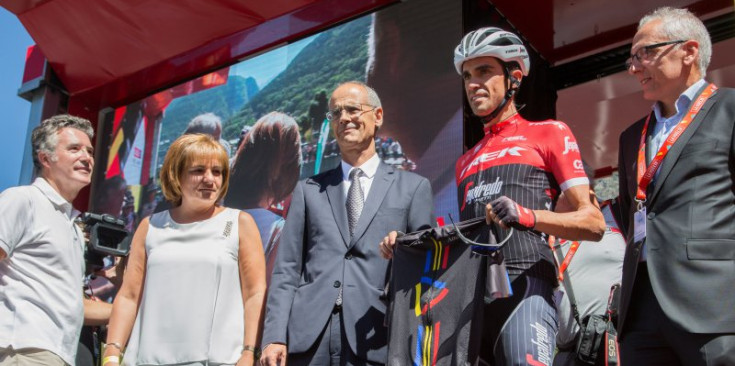 Contador rep abans de la sortida un mallot d’Andorra, en reconeixement a la seva carrera esportiva.