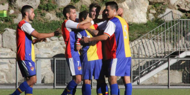 Els jugadors de l’FC Andorra celebren un gol contra el Sant Julià.