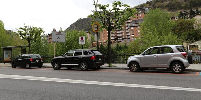Vehicles estacionats en places d’aparcament especial a l’avinguda Francesc Cairat a la parròquia de Sant Julià de Lòria.
