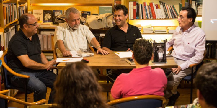 33 Amadeu Alemany (al mig, de negre) amb Josep M. Camprubí i Joan Burgués Marticella, ahir a la presentació.