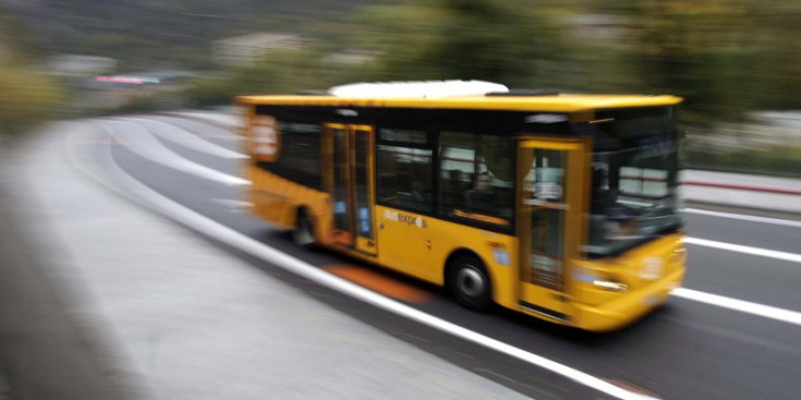 Un dels peculiars Bus Exprés amb el seu color taronja, en ple servei en la ruta des de Sant Julià de Lòria al carrer de la Unió de la capital.