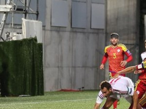 Moisés San Nicolás (dorsal 15) i Marc Vales al fons (dorsal 3) en una acció del darrer partit oficial de la tricolor contra Hongria, el passat 9 de juny a l’Estadi Nacional.