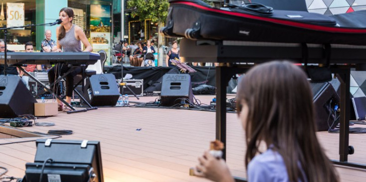 Anna d’Ivori durant el concert a la plaça Coprínceps, ahir.