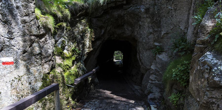 El túnel pel qual creua el circuit de les Fonts.