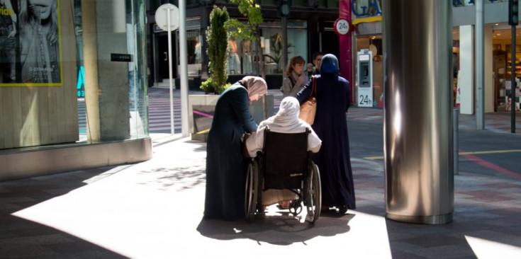 Unes dones musulmanes passegen per Escaldes-Engordany.