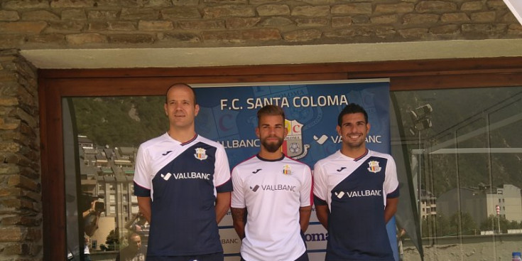 Ilde, Moisés i Juanma, ahir amb la nova samarreta de l'FC Santa Coloma.
