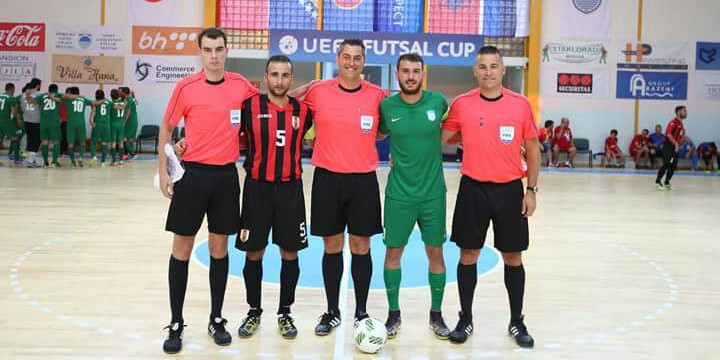 Roure (al centre), els assistents i els capitans a la Futsal Cup de Bòsnia.