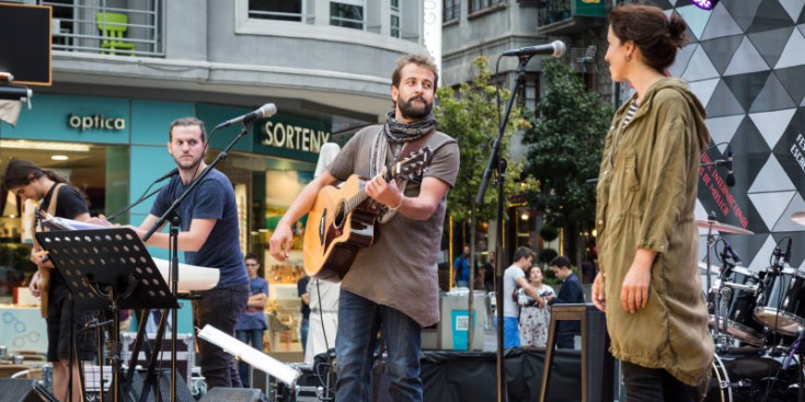 Quim Salvat al concert de la plaça Coprínceps, ahir.