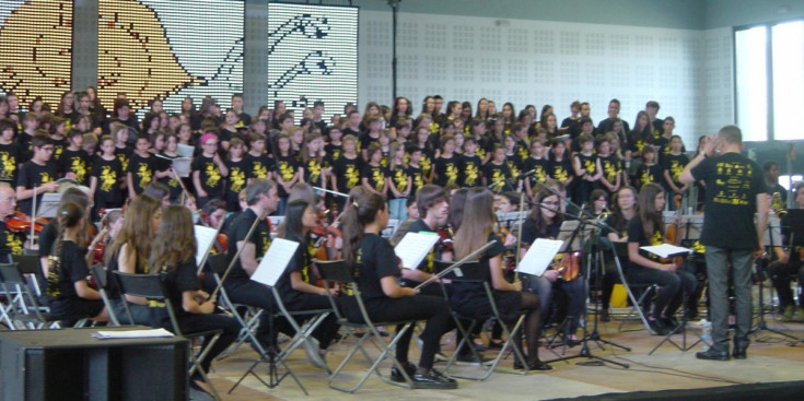 Els alumnes de les escoles de música que van participar ahir a la cantata.