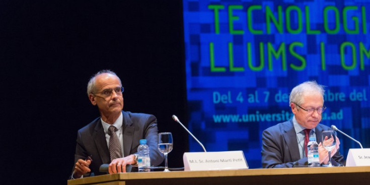 Martí, i el moderador Jean-Paul Marthoz, durant l’acte d’obertura de la Universitat d’Estiu d’Andorra.