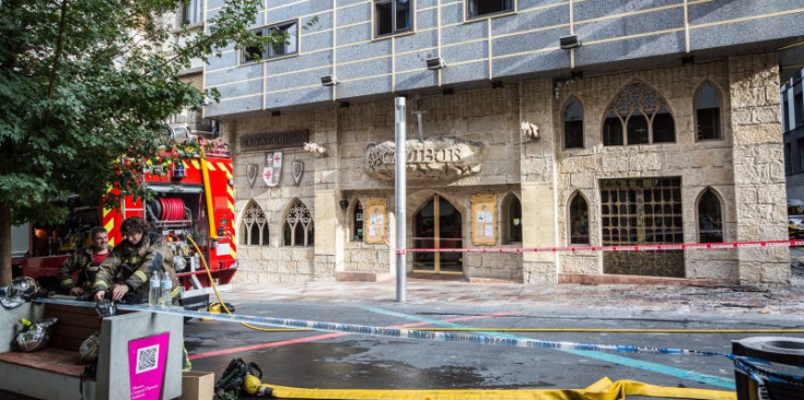Els bombers fan els treballs de sanejament un cop extingit el foc a l’edifici de l’Hotel Eureka.