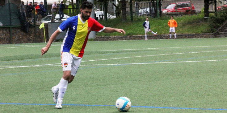 Jarabo serveix una falta en el partit del seu debut amb la samarreta tricolor contra l’Alpicat.