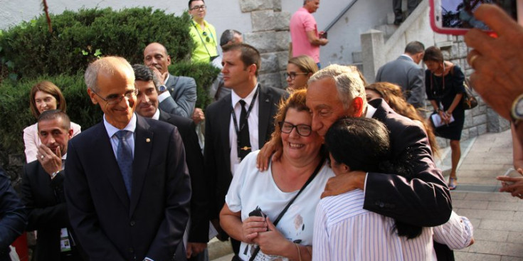 El president de Portugal, Marcelo Rebelo de Sousa, saludant a la comunitat portuguesa.
