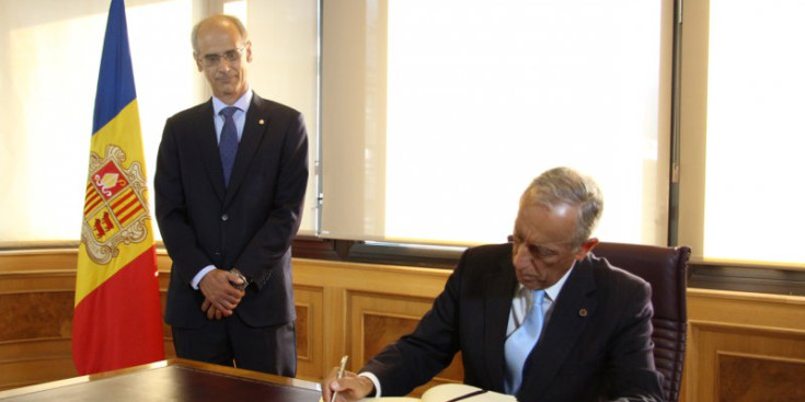 Rebelo de Sousa signa en el llibre d'honor del Govern.
