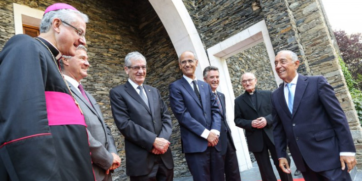 El president de Portugal saluda al copríncep episcopal al Santuari de Meritxell, ahir.