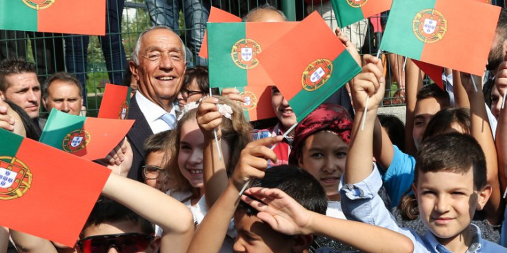 El president lusità entre nens i nenes amb banderes de Portugal, ahir.