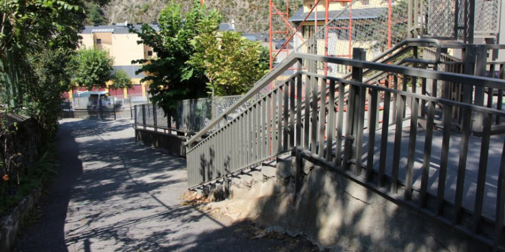 Un dels treballs que s’han fet a l’escola de primera ensenyança de Sant Julià de Lòria on s’han arreglat les baranes i els tancats del centre educatiu.