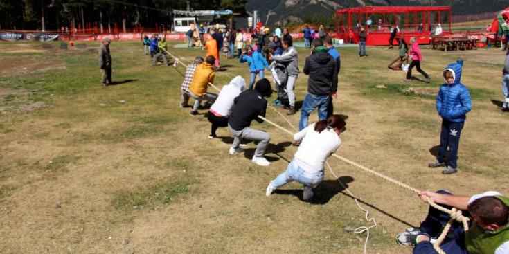 Persones juguen al joc de la corda.