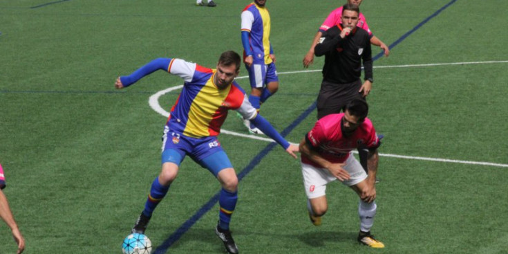 Emili es fa amb el control de la pilota al mig del camp.