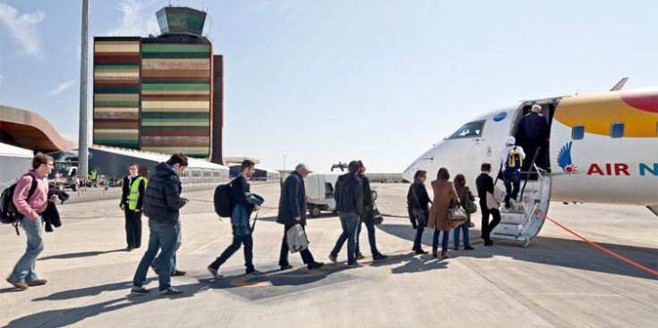 Passatges pujant a un avió a l’aeroport de l’Alguaire.