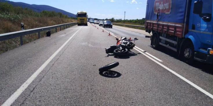 La motocicleta de la víctima després de ser envestida pel conductor drogat.