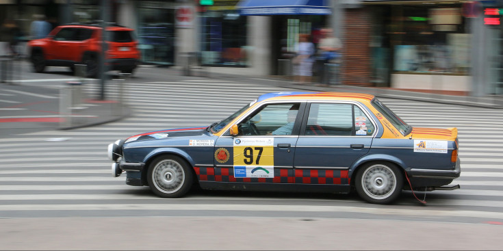 Un dels cotxes participants en l’edició de l’any passat creua pel mig del centre neuràlgic del Principat.