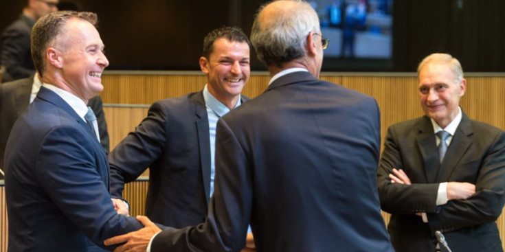 El cap de Govern, Toni Martí, conversa amb els liberals Costa, Gallardo i Pintat, ahir.