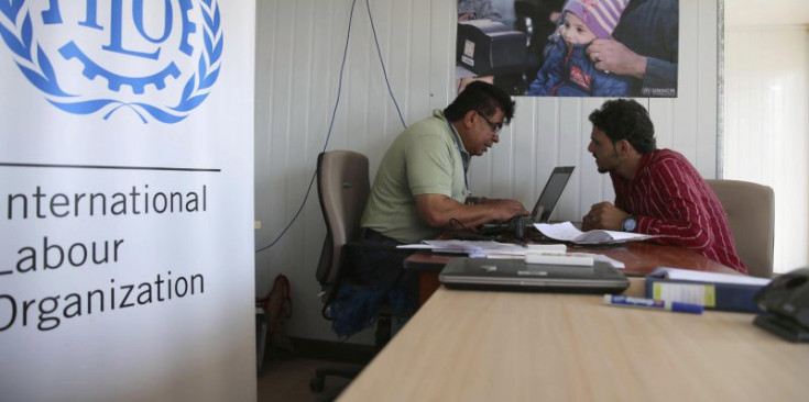 Un refugiat siri sol·licita informació sobre el permís de treball al camp de Zaatari, a Jordània.