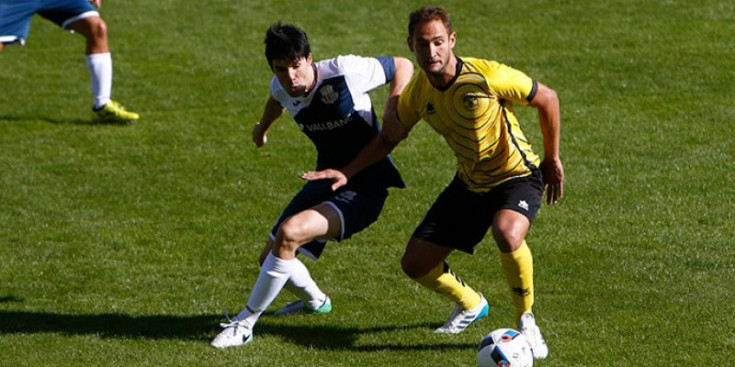 Juanfer i Molina lluiten pel control de l’esfèrica a la Supercopa.