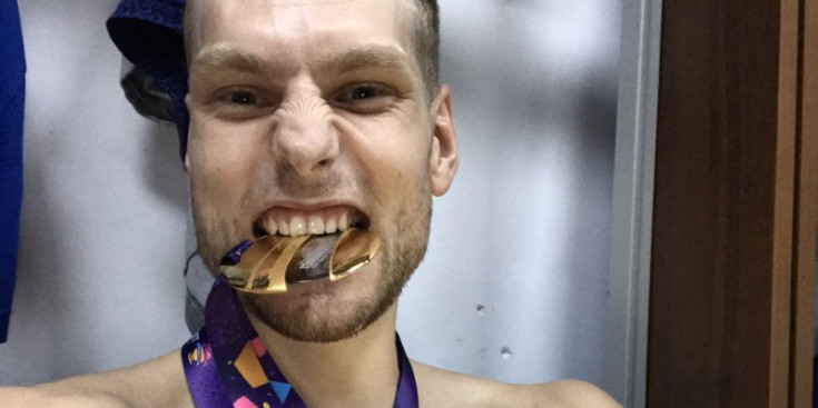 Blazic, amb la medalla i el trofeu de campions de l’Eurobasket.