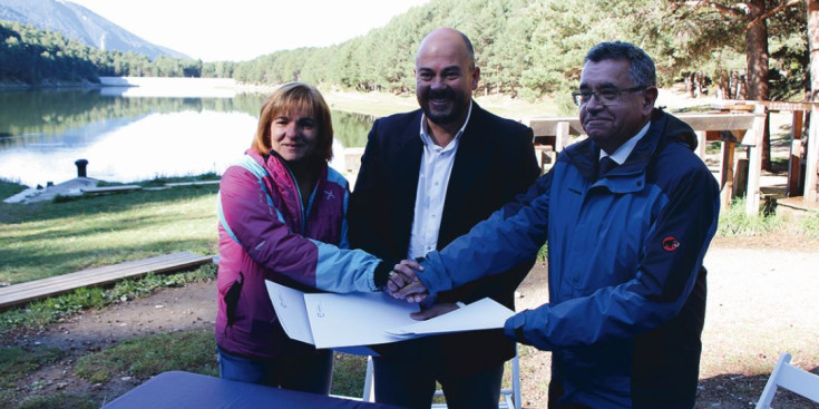 Els cònsols majors d'Escaldes i Encamp i el director de FEDA, ahir.