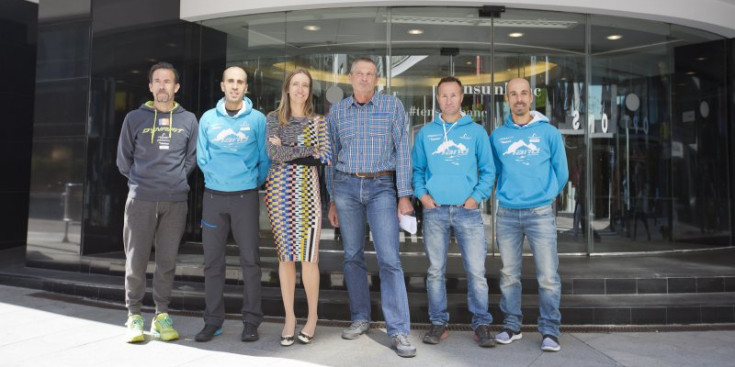 Ferran Teixidó, Marc Casal, Mireia Maestre, Carlo Ferrari, Xavi Teixidó i Òscar Casal, ahir a la seu de MoraBanc.