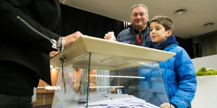 Un nen diposita un vot en una urna en els comicis comunals del 2015.