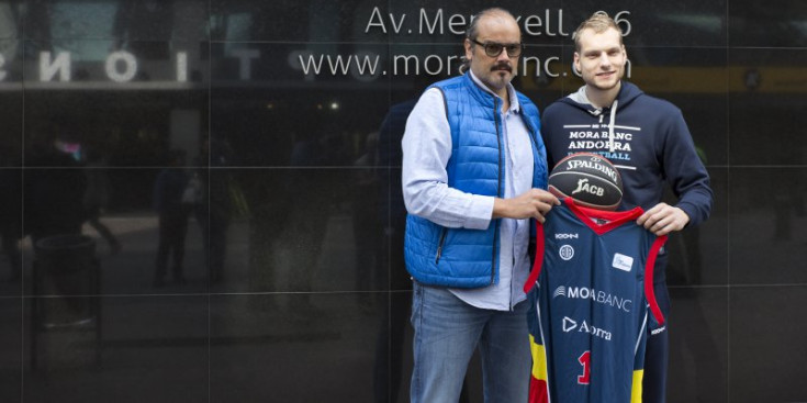 Solana i Blazic, en la presentació ahir del jugador a la seu central de MoraBanc.