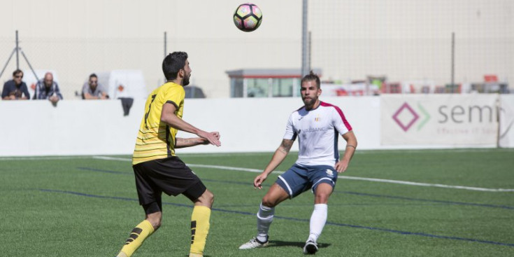 Maneiro i Moisés, en una acció del derbi colomenc.